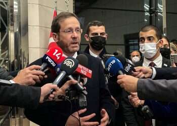 הנשיא הרצוג בביקורו בטורקיה. צילום: AFP הנשיא הרצוג בבית הכנסת באיסטנבול: "בני כל הדתות יכולים וצריכים לחיות בשלום"