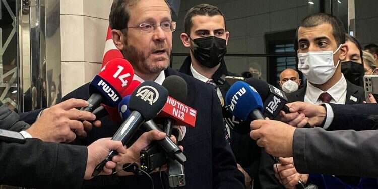 הנשיא הרצוג בביקורו בטורקיה. צילום: AFP הנשיא הרצוג בבית הכנסת באיסטנבול: "בני כל הדתות יכולים וצריכים לחיות בשלום"