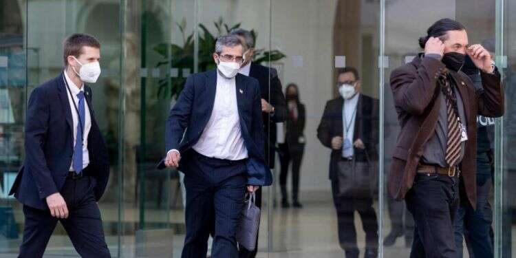 סגן שר החוץ האיראני עלי באגרי־קאני יוצא מארמון קובורג בווינה לאחר פגישתו עם השליח האירופי מורה לפני שבועיים. צילום: AFP המכשול לשיחות הגרעין: דרישת איראן להוצאת משמרות המהפכה מרשימת ארגוני הטרור