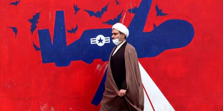 ציור קיר אנטי-אמריקני בטהרן. צילום: AFP איראן: התקיפה בעיראק – נגד מטרות ישראליות