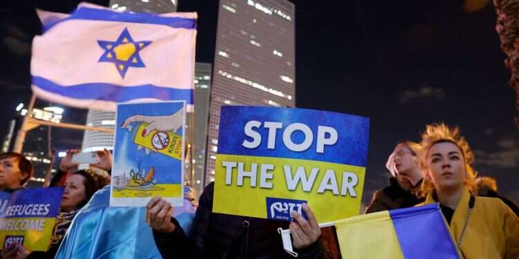 הפגנת תמיכה באוקראינה בתל-אביב. צילום: AFP שיחות ישראל-אוקראינה: מה אמר בנט, ומה חושבים בסביבת זלנסקי?