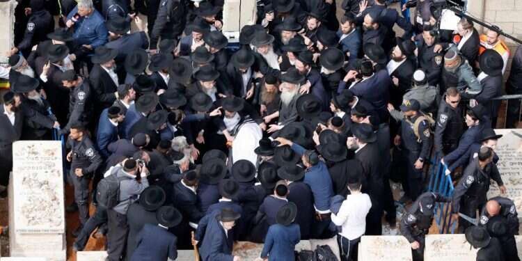 הלוווית הרב קניבסקי. צילום: AFP כבוד בשידור חי: הלווית הרב קניבסקי הפכה לאירוע לאומי