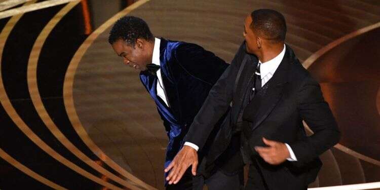 וויל סמית' סוטר לכריס רוק בטקס האוסקר. צילום: AFP לרקוד על הדם – גרסת התקשורת