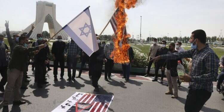 מפגינים בטהרן שורפים את דגלי ישראל וארה אל חשש הציבור האמריקני מאחורינו וזה הזמן לדרוש