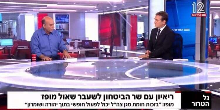 שאול מופז באולפן חדשות 12. צילום מסך שיווק מיותר: יש דברים שלמהדורת חדשות רצינית אסור לעשות