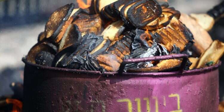 ביעור חמץ. צילום: אביר סולטן, פלאש 90 עד מתי מותר לאכול חמץ? זמני פסח 2024