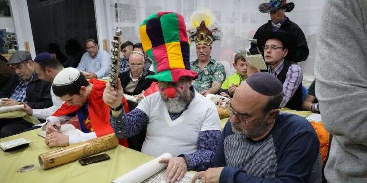 קריאת מגילת אסתר בגוש עציון. צילום: גרשון אלינסון, פלאש 90