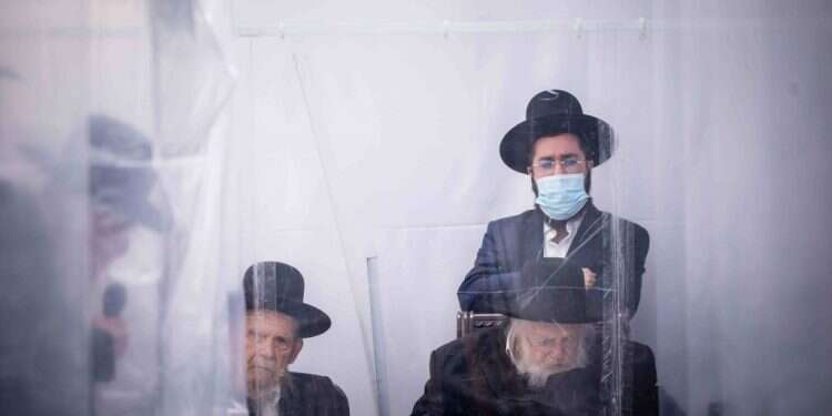 משבר הקורונה חשף גם את הפערים בין השניים. הרב קניבסקי והרב אדלשטיין, דצמבר 2020. צילום: יונתן זינדל - פלאש 90 גם החילונים עוד יתגעגעו אל הרב קנייבסקי