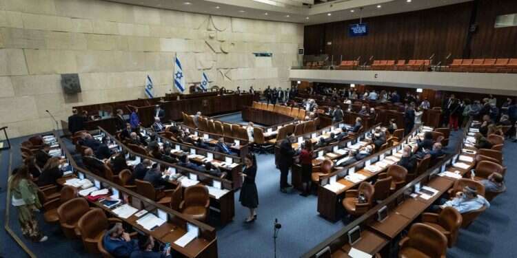 מליאת הכנסת. צילום: יונתן זינדל פלאש90 ארבעה חוקים ונגמר: שבוע אחרון לכנס החורף