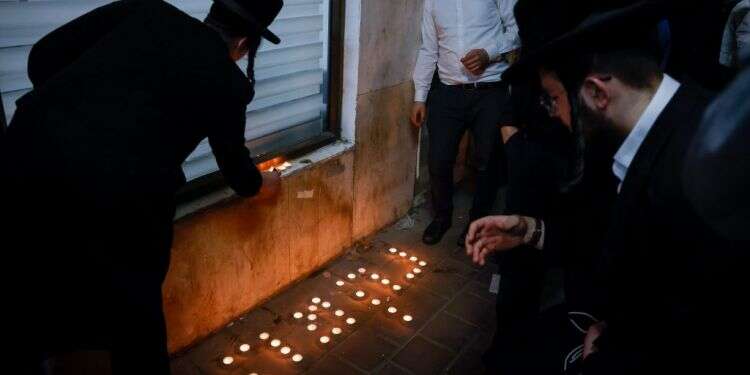 מדליקים נרות בזירת פיגוע הירי בבני ברק. צילום: אוליבייה פיטוסי/פלאש90 בין הנרצחים בפיגוע: השוטר שחיסל את המחבל ואבות צעירים