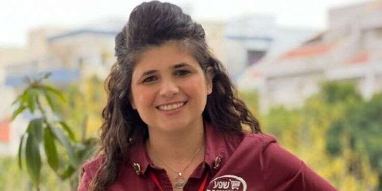 שרן השכל מתחפשת. צילום: חשבון הטוויטר של שרן השכל קופה ראשית, מנסור עבאס וארץ נהדרת: הח"כים התחפשו לפורים