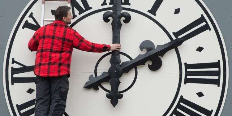 טכנאי מטפל בשעון על מגדל כנסייה בדרזדן, גרמניה. צילום: גטי אימג'ס בפעם הראשונה בהיסטוריה: בקרוב נצטרך להחסיר שנייה מהשעונים שלנו