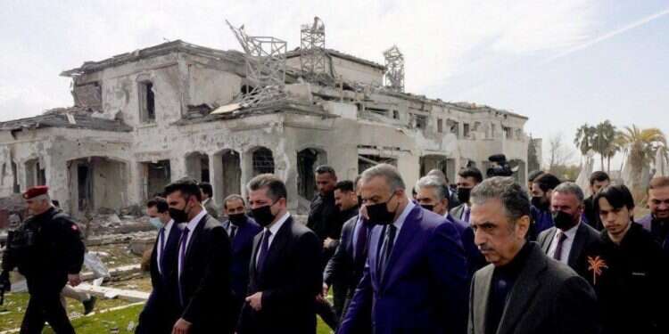 ראשי ממשלות עיראק וכורדיסטן בביקור במקום נפילת הטילים בקרבת ארביל. מימין: באז כרים ברזנג'י. צילום: גטי אימג'ס