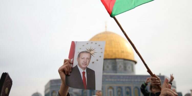 הפגנה פלסטינית עם תמונת ארדואן בהר הבית. צילום: גטי אימג'ס