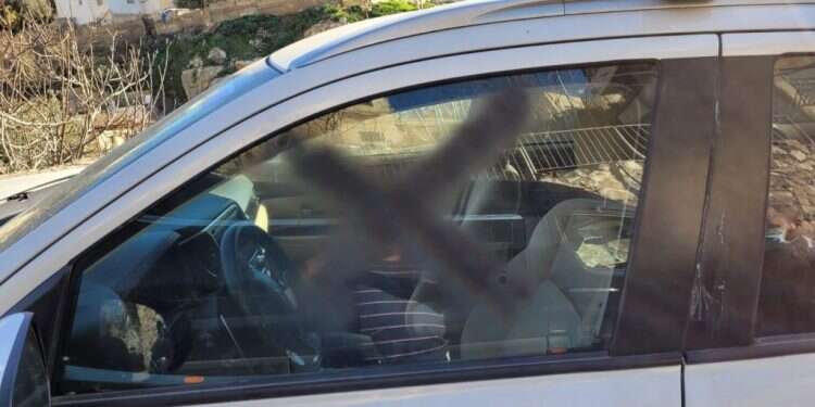 אחד הרכבים שרוססו. צילום: ארגון חוננו ערבי השחית רכבים של יהודים בירושלים, אך לא הואשם בפגיעה לאומנית