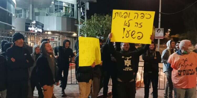 הפגנת פעילי ימין מחוץ לבית שר הביטחון "קודם מסמנים את המטרה ואז מנסים להלביש תיק"