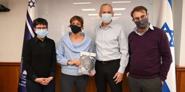 ארגון העיתונאים מציג לשר בר-לב את הדו לאחר שעיתונאים הותקפו בידי המשטרה בר-לב מציע: "שאו סממן זיהוי"