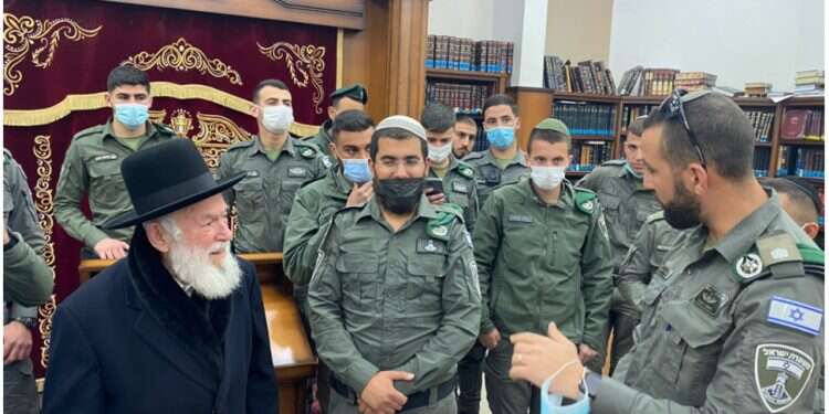 הרב יצחק זילברשטיין, גיסו של הרב חיים קנייבסקי עם לוחמי מג גיסו של הרב קנייבסקי לשוטרים: "שכרכם כשכר הסנהדרין"