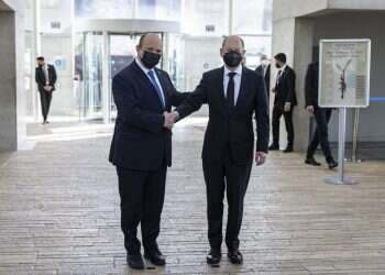 הרוסים באים, היהודים מתווכחים