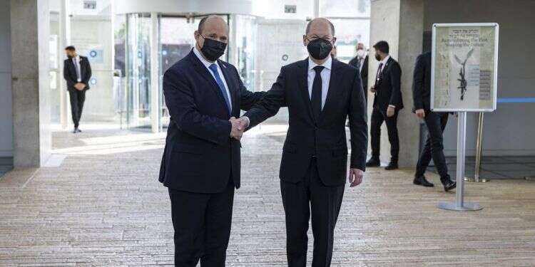 הרוסים באים, היהודים מתווכחים