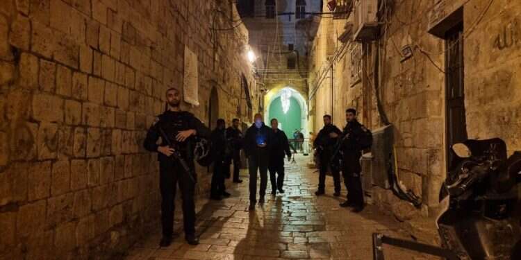 הפיגוע בעיר העתיקה, היום לפנות בוקר. צילום: דוברות המשטרה פיגוע דקירה בעיר העתיקה; המחבל חוסל