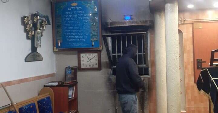 בית הכנסת שהוצת ברמלה בזמן הפרעות חשד להצתת בית כנסת ברמלה, כיסא הרב נשרף