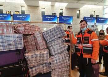 אנשי איחוד הצלה עם חלק מציוד הסיוע. צילום: אסף גבור משלחות חילוץ יצאו לרומניה: "הערבות הדדית מתגלית במלוא תפארתה"