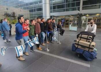 "באנו לעשות להם שמח": עשרות בני נוער מקבלים את פניהם של הפליטים