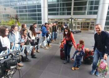 "באנו לעשות להם שמח": עשרות בני נוער מקבלים את פניהם של הפליטים