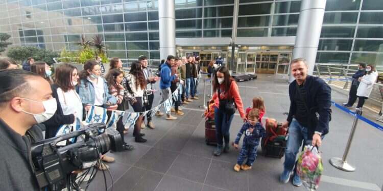 פליטים מאוקראינה מתקבלים בישרת  "באנו לעשות להם שמח": עשרות בני נוער מקבלים את פניהם של הפליטים