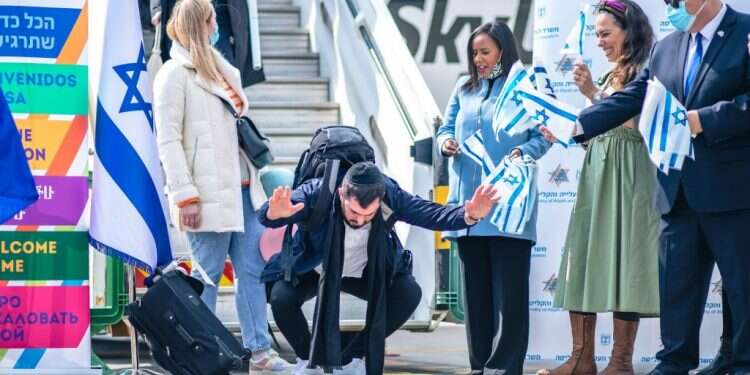 בנט הורה להשיב את שליחי הסוכנות ונתי"ב לתוך אוקראינה