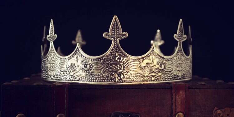 כתר של מלכה. צילום: שאטרסטוק הרוח והרצון: אסתר היתומה מול אסתר המלכה