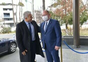 השר לפיד ברומניה: "מגנה את הפלישה הרוסית"