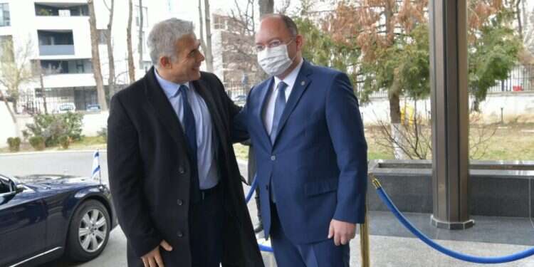 השר לפיד ברומניה: "מגנה את הפלישה הרוסית"