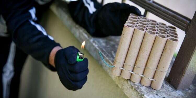 שימוש בנפצים בפורים. צילום: דוד כהן, פלאש 90 הרבנים בקריאה נגד הנפצים: "יש בהם סכנה גדולה והם גורמים לבהלה חמורה בציבור"