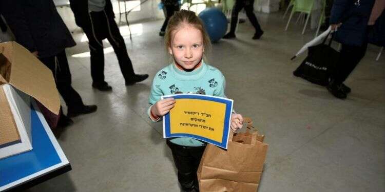 "שגם הם יהיו שמחים": פליטי המלחמה למען הנותרים באוקראינה