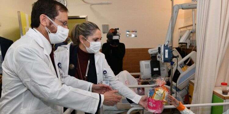 הנשיא הרצוג ורעייתו מיכל בשערי צדק. צילום: חיים צח, לע נשיא המדינה חילק משלוחי מנות לילדים בבית חולים