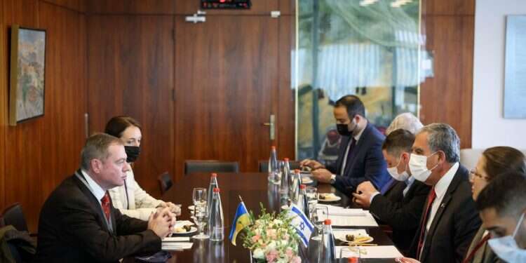 יושב ראש הכנסת מיקי לוי ושגריר אוקראינה קורנייצ'וק בכנסת. צילום: נועם מושקוביץ למרות השיפוצים: זלנסקי ינאם בשיחת וידאו לח"כים בכנסת