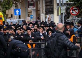 הסתיימה הלוויית הרב קנייבסקי: מאות אלפים הגיעו לבני-ברק