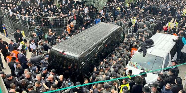 הלווית הרב קנייבסקי. צילום: דוברות עיריית בני ברק "בשתי מילים – שר התורה": הקולות מהלוויית הרב קנייבסקי