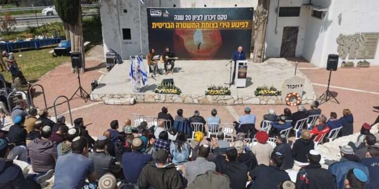 הטקס לציון 20 שנה לפיגוע בוואדי חרמיה. צילום: מועצה אזורית בנימין 20 שנה לפיגוע בוואדי חרמיה: "נגיע לכל מי שיפגע בשגרת חיינו"