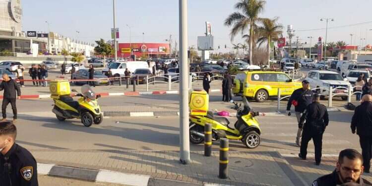 זירת הפיגוע בבאר שבע, אתמול. צילום: מד ארבעה נרצחים בפיגוע דריסה ודקירה בבאר שבע