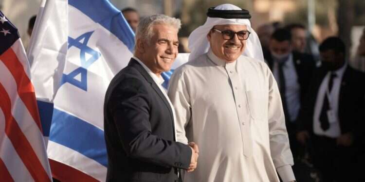 שר החוץ יאיר לפיד מקבל את פניו של שר החוץ הבחרייני עבד א-לטיף א-זיאני לפסגת הנגב. קרדיט צילום: בועז אופנהיים, לע״מ
אסי אפרתי, לע״מ "חשיבות הפסגה היא בעצם קיומה"