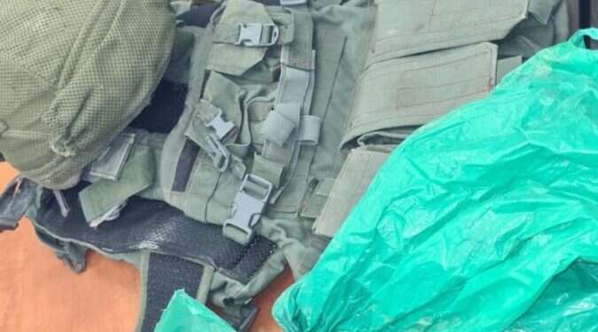 הציוד שנתפס הלילה. צילום: דוברות המשטרה נשקים, מחסניות ומטעני צינור: גל מעצרים של חשודים בתמיכה בדאעש