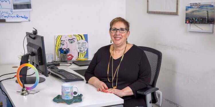 אני לא יכולה ללכת לישון לפני שאני עוברת על כל המיילים שלי, אחרת אני באי שקט. אני אוהבת להתחיל את הבוקר בדף חלק. צילום: אריק סולטן צילום: אריק סולטן