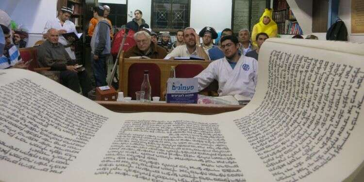 קריאת מגילה. צילום: מרים צחי צפו: קריאת המגילה ברוב עם