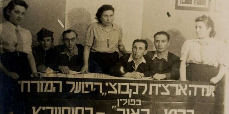 דיון בוועידה הארצית של תנועת הפועל המזרחי בפולין, 1945. צילום: באדיבות מוזיאון בית לוחמי הגטאות / ארכיון התצלומים