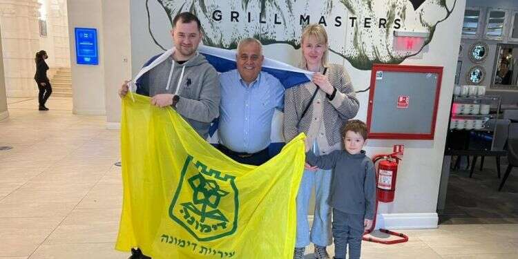 ביטון עם משפחת אוטיושב באוקראינה, השבוע. צילום: באדיבות המצולם