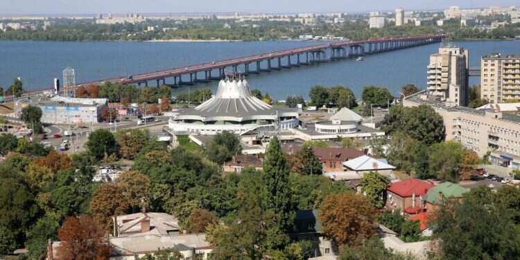 דניפרו-פטרובסק על גדת הדנייפר. צילום: אבישי אמיתי מסע ספרותי באוקראינה: "וַאֲנִי בִּימֵי חַיַּי בְּאוּקְרַיְנָה הַחֲמוּדָה"