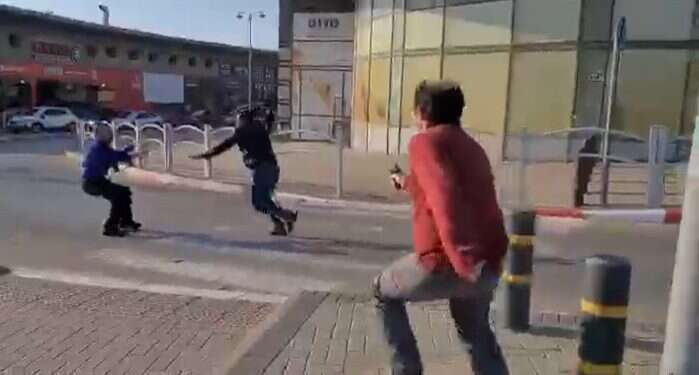 הירי במחבל בפיגוע בבאר־שבע. צילום מסך מתוך הסרטון שצילם קובי ספיר